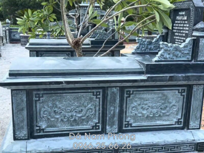 Có nên đặt mộ đá sau 100 ngày không? 5 - Xây Lăng Mộ đá, Xây Mộ đá Hoa van dieu khac tren mo da xanh reu - Xây Lăng Mộ đá, Xây Mộ đá