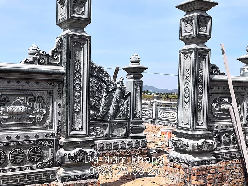 Đặt đồ vật gì trên bàn thờ để mang lại dương khí tốt? 9 - Xây Lăng Mộ đá, Xây Mộ đá Chi-tiet-hai-cot-tru-da-vao-lang-mo.jpg