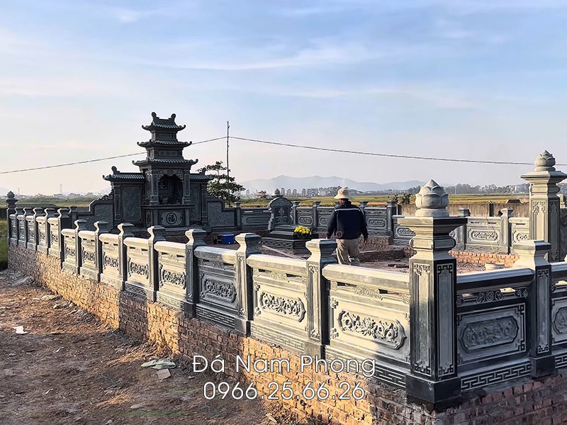 Hàng rào lan can đá bao quanh lăng mộ.jpg Hàng rào lan can đá bao quanh lăng mộ.jpg