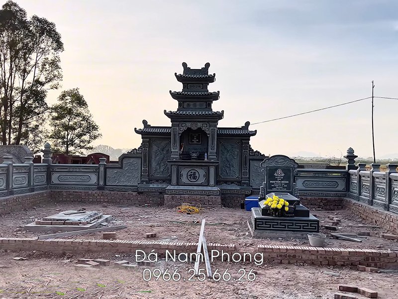 Khuôn viên lăng thờ và mộ đá.jpg Khuôn viên lăng thờ và mộ đá.jpg