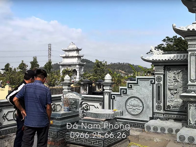 Mẫu mộ đá 3 cấp đá xanh rêu.jpg Mẫu mộ đá 3 cấp đá xanh rêu.jpg