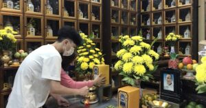 Đặt tro cốt trên ban thờ