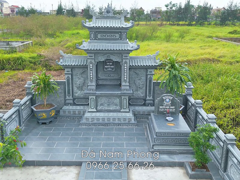 Khuôn viên mộ đá và lăng thờ trang trọng - bề thế.jpg Khuôn viên mộ đá và lăng thờ trang trọng - bề thế.jpg