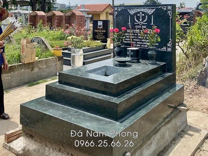 Mẫu Mộ đá công giáo granite - Mộ 3 cấp công giáo nguyên khối.jpg Mẫu Mộ đá công giáo granite - Mộ 3 cấp công giáo nguyên khối.jpg